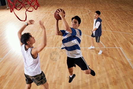 速抢篮球比赛信心青年男人打篮球背景