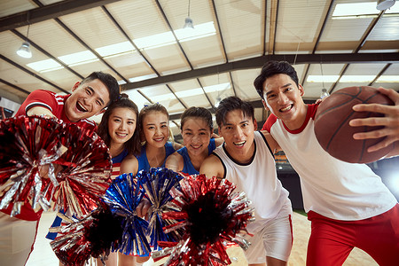 体育活动体育赛事青年男女在篮球馆背景图片