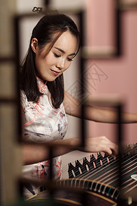 音乐青年女人弹古筝图片