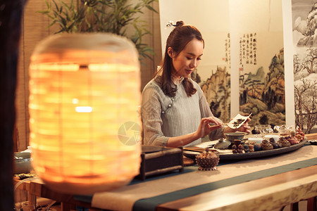 中国传统画青年女人展示茶艺背景