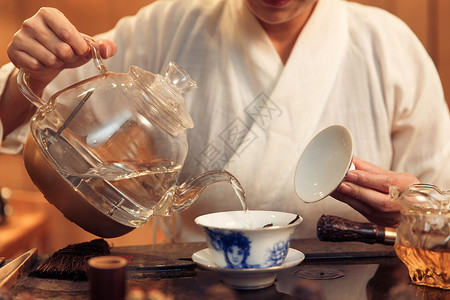 青年女人泡茶特写图片