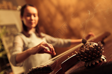 中式香炉青年女人弹七弦琴背景