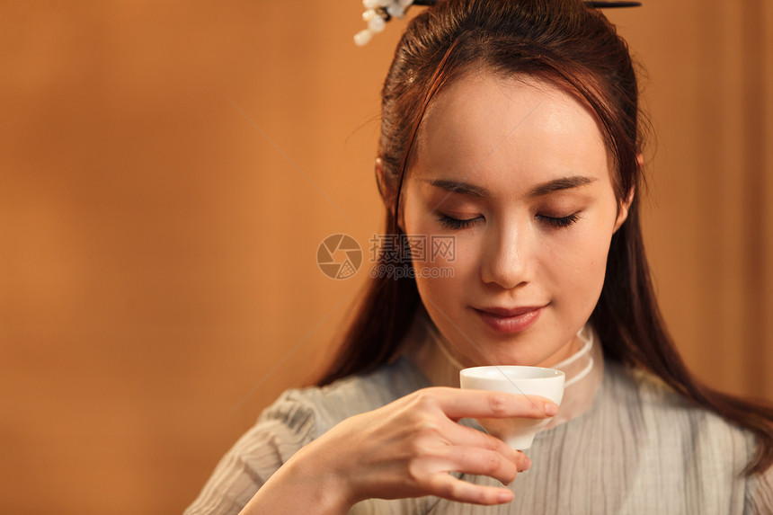 品尝享受半身像青年女人喝茶图片