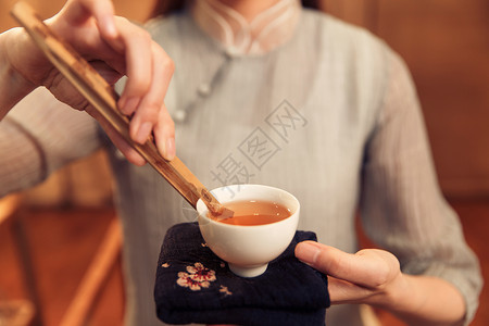 女人展示茶艺图片