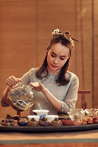 传统服装女人展示茶艺图片