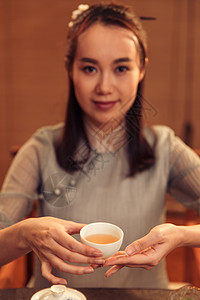 中式青年女人喝茶图片