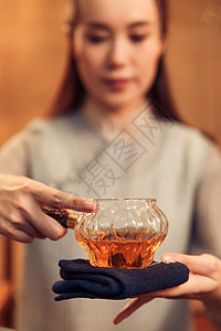 传统文化青年女人展示茶艺图片