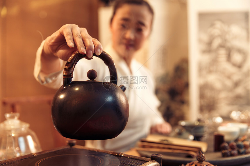 古典风格青年女人泡茶图片