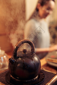 享乐茶壶青年女人泡茶图片