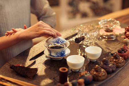 中式桌子茶具招待青年女人泡茶背景