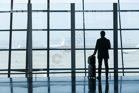 成功男士背影离开享乐中年人商务男士在机场背景