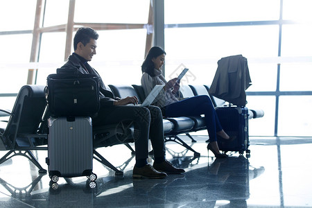 乘客商务旅行航空业商务男女在候机大厅图片