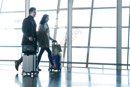 青年伴侣旅游仅成年人商务男女在机场图片