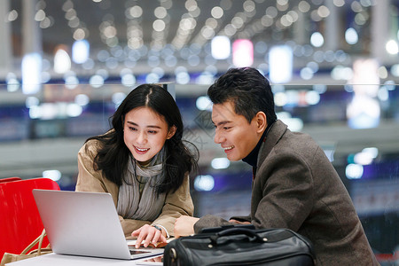 机场女人航空业商务男女在候机大厅图片