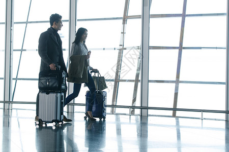 商务旅行拉杆箱行李商务男女在机场高清图片
