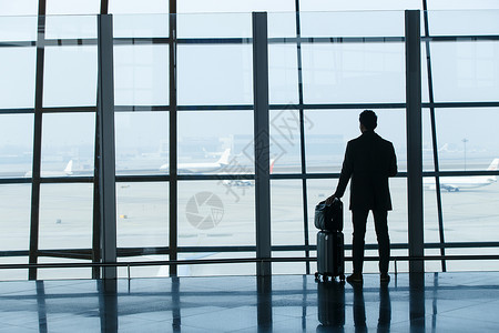 商务男士在机场背影图片