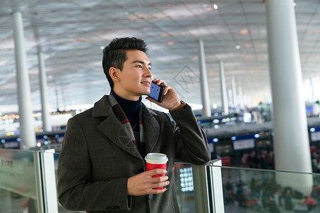 旅行商务男士在机场打电话图片
