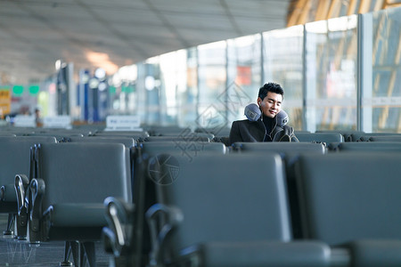 商务男性在高铁座位上休息中年商务男士在机场休息背景