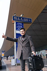 站在高峰亚洲挥手便捷商务男人在机场打车背景