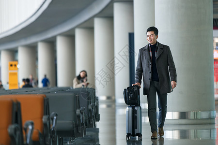 行李箱中年人仅一个中年男人商务男士在机场图片