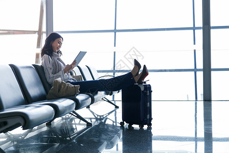 东方人行李箱商务旅行商务女人在候机厅图片
