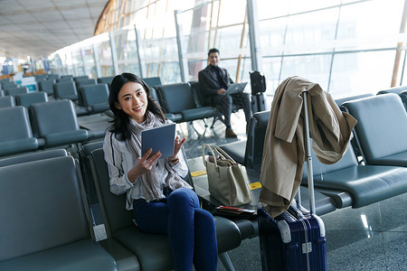 旅游公司三折页无线电技术旅途能力商务男女在候机大厅背景