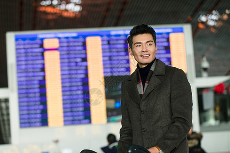 亚洲人旅行商务男士在机场高清图片