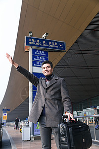 机场道路旅行者亚洲出站口商务男人在机场打车背景