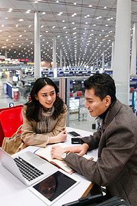 互联网两个人商务男女在候机大厅图片
