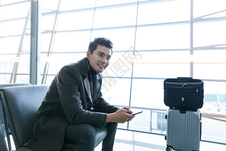旅行航空业行李箱商务男士在机场图片