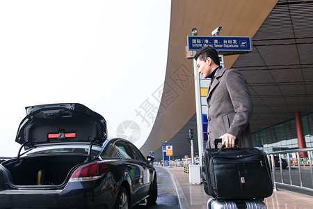 摄影乐趣航站楼商务男人在机场打车高清图片