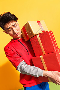 过度消费亚洲消费红色青年男人抱着礼品盒背景