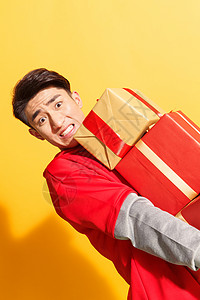 过度消费沉重时尚亚洲青年男人抱着礼品盒背景