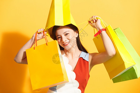 快乐龙年大吉促销创意仅一个人头部享乐青年女人购物背景
