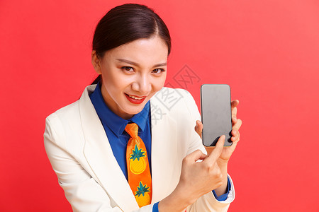 色彩鲜艳满意骄傲拿着手机的青年女人图片