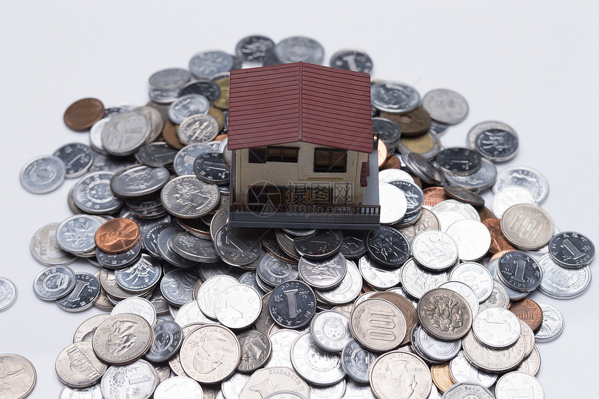抽象按揭水平构图硬币和房屋模型图片