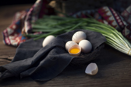 健康的有营养的丰富鸡蛋和葱高清图片