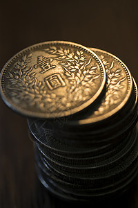 一排硬币成一排整齐的硬币背景