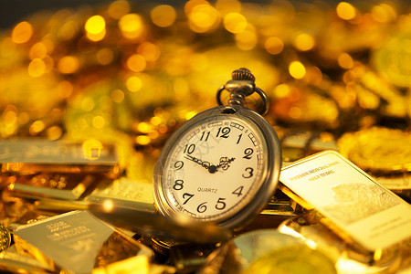 货币技术黄金怀表和金币背景