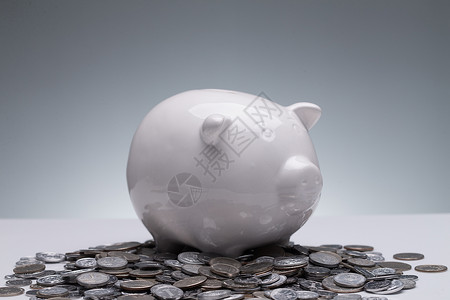 抽象金融水平构图抽象户内硬币和储蓄罐背景