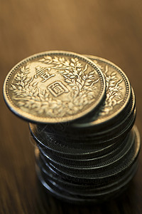 货币收藏成一排硬币背景