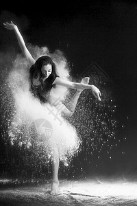 白色粉尘紧身连衣裤青年女人在跳芭蕾舞背景