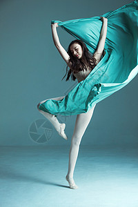 水芭蕾倾情舞蹈的青年女性背景