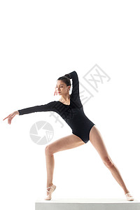 芭蕾舞姿势用心练习舞蹈的女生背景