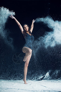 粉末状雪用心练习舞蹈的女生背景