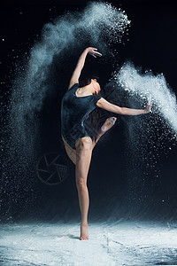 雪花粉练习芭蕾的年轻女性背景