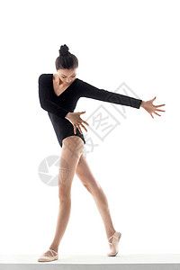 白色年轻运动员练习芭蕾的年轻女性背景
