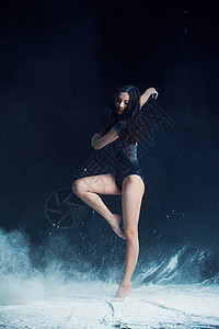 水芭蕾练习芭蕾的年轻女性背景