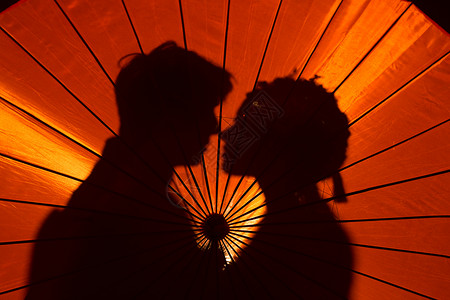情侣伞相伴亲吻新郎新娘的剪影背景