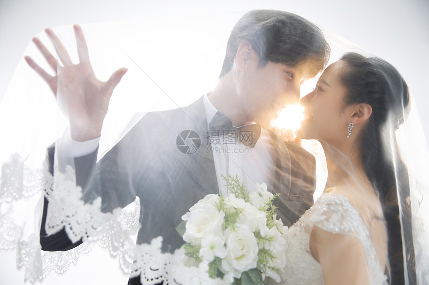 婚纱里的新郎和新娘接吻图片